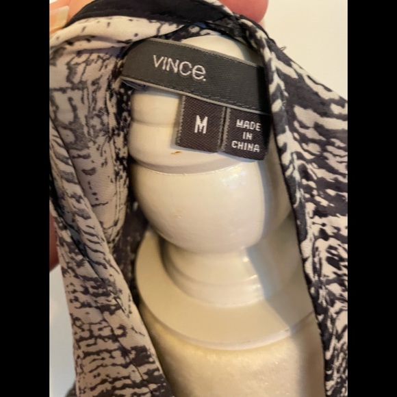 Vince silk v neck tunic top size M gray white modern print short sleeve - Picture 2 of 5